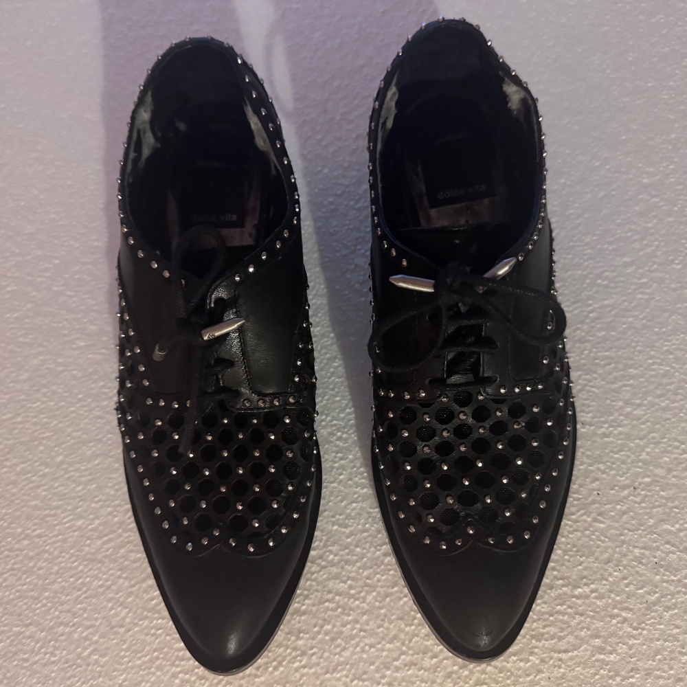 Dolce Vita Studded Black Lace-Up Wingtip Shoes in Size 6 in Fair Condition - Picture 7 of 10